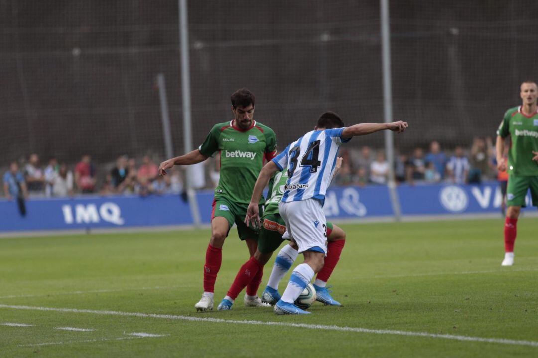 Manu García trata de llevarse el balón en Zubieta.