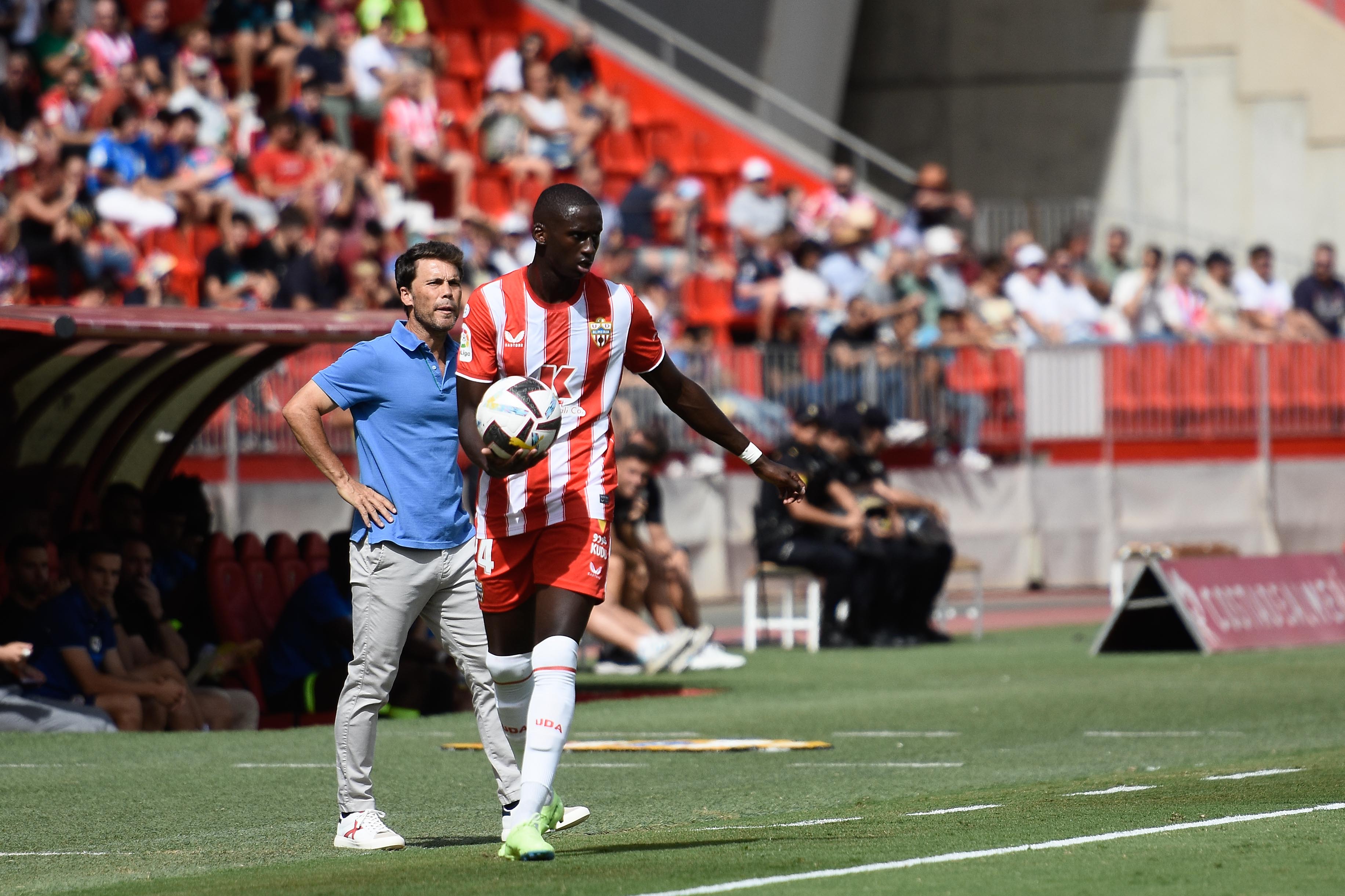 Rubi y el lateral Mendes en el Almería-Rayo.