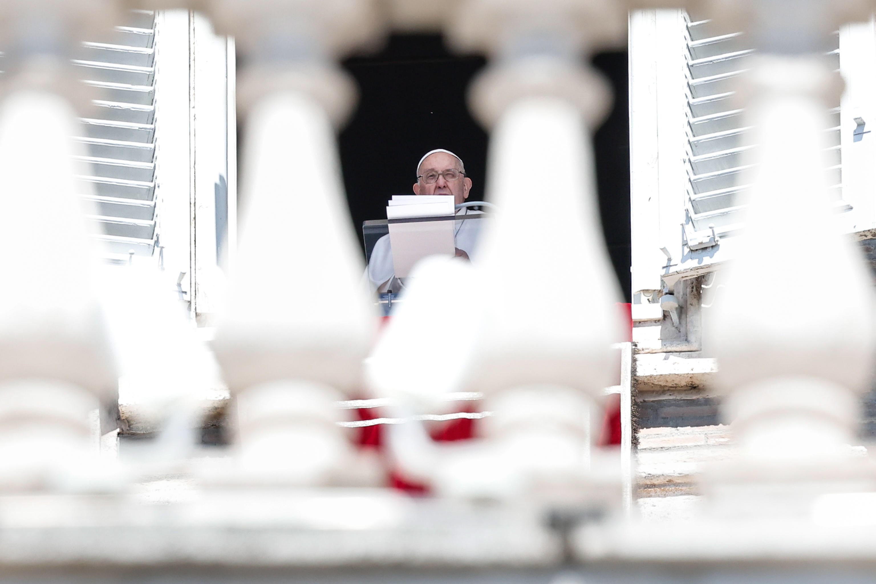 El papa Francisco lidera el rezo del Regina Coeli desde la ventana de su oficina en la plaza de San Pedro.