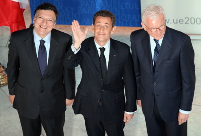 Sarkozy acompañado de Barroso y Poettering en el Parlamento europeo