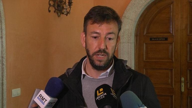 El alcalde de Tui, Carlos Vázquez Padín, atendiendo a los medios de comunicación.