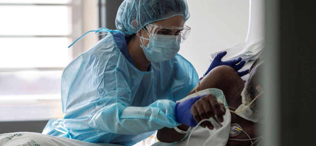 Personal sanitario atendiendo a enfermos de Covid en un hospital.