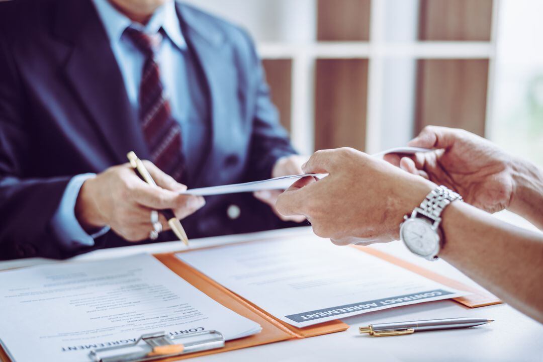 Foto d'un contracte sent entregat