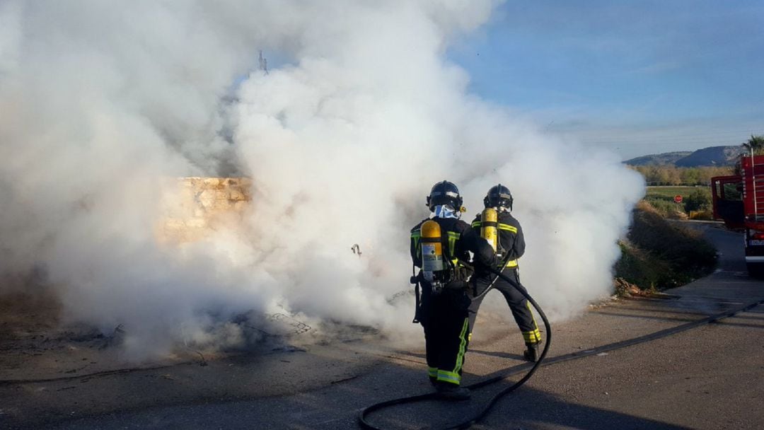 Miembros del cuerpo de bomberos durante su labor de extinción