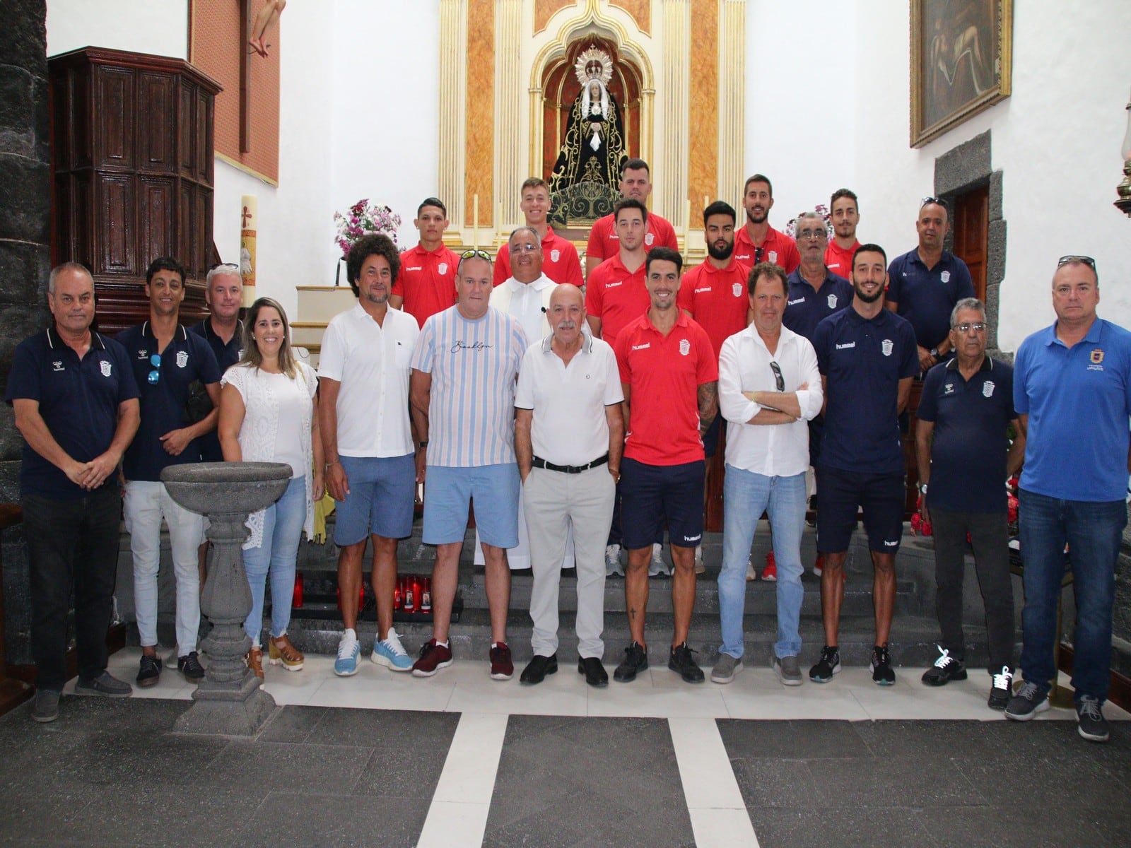 Los representantes de la UD Lanzarote en la ermita de Los Dolores, en Mancha Blanca.