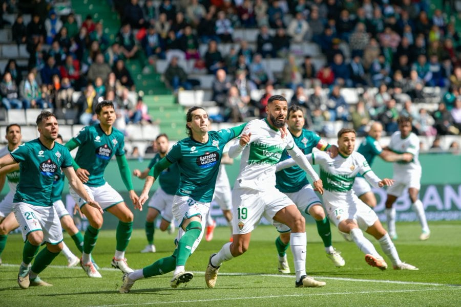 Un momento del Racing de Ferrol-Elche disputado en A Malata