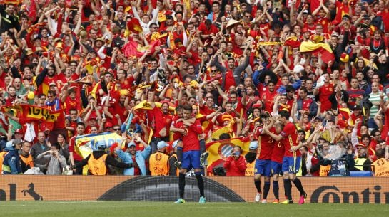 Los jugadores de España celebran el gol de Piqué a la República Checa.