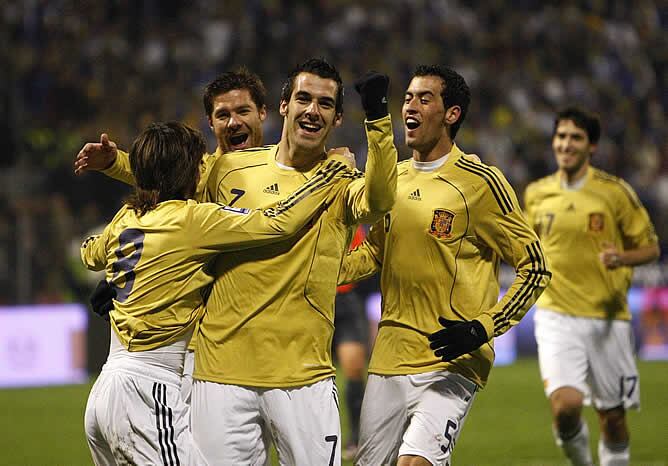 Negredo celebra su primer gol con la camiseta de la selección absoluta