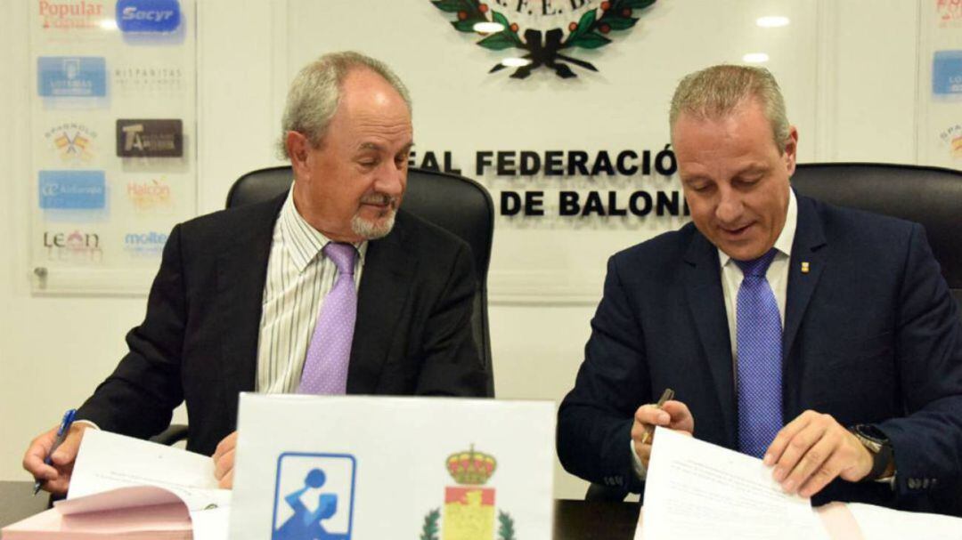 Adolfo Aragonés, presidente de ASOBAL, y Francisco Blázquez, presidente de la Real Federación Española de Balonmano