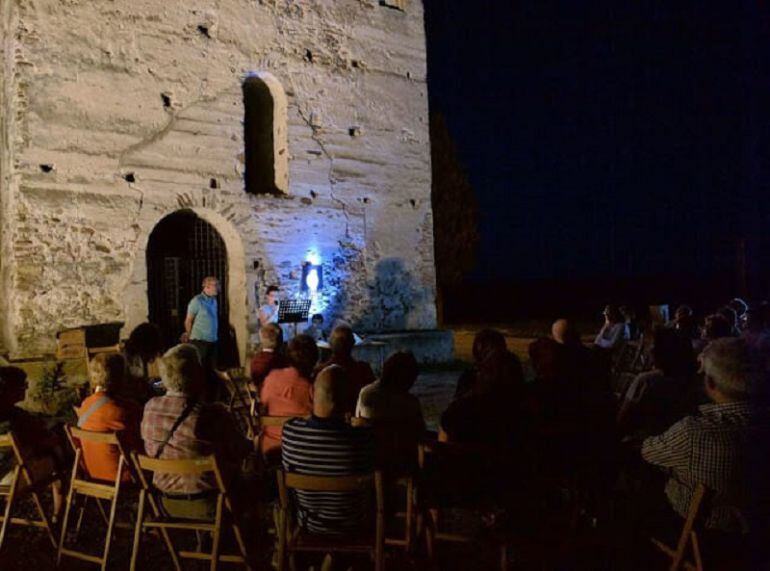 José Carlos Iglesias presentó el verano pasado su novela &#039;El mar de la tranquilidad&#039; en la torre mudéjar de san Nicolás (Coca)