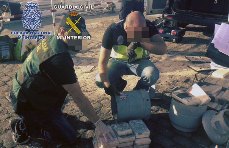 Fotografía facilitada por la Guardia Civil y la Policía Nacional, que en una operación conjunta han desmantelado, con la detención de 13 personas, una organización de narcotraficantes que introducía droga en España por vía marítima, a bordo de embarcacion