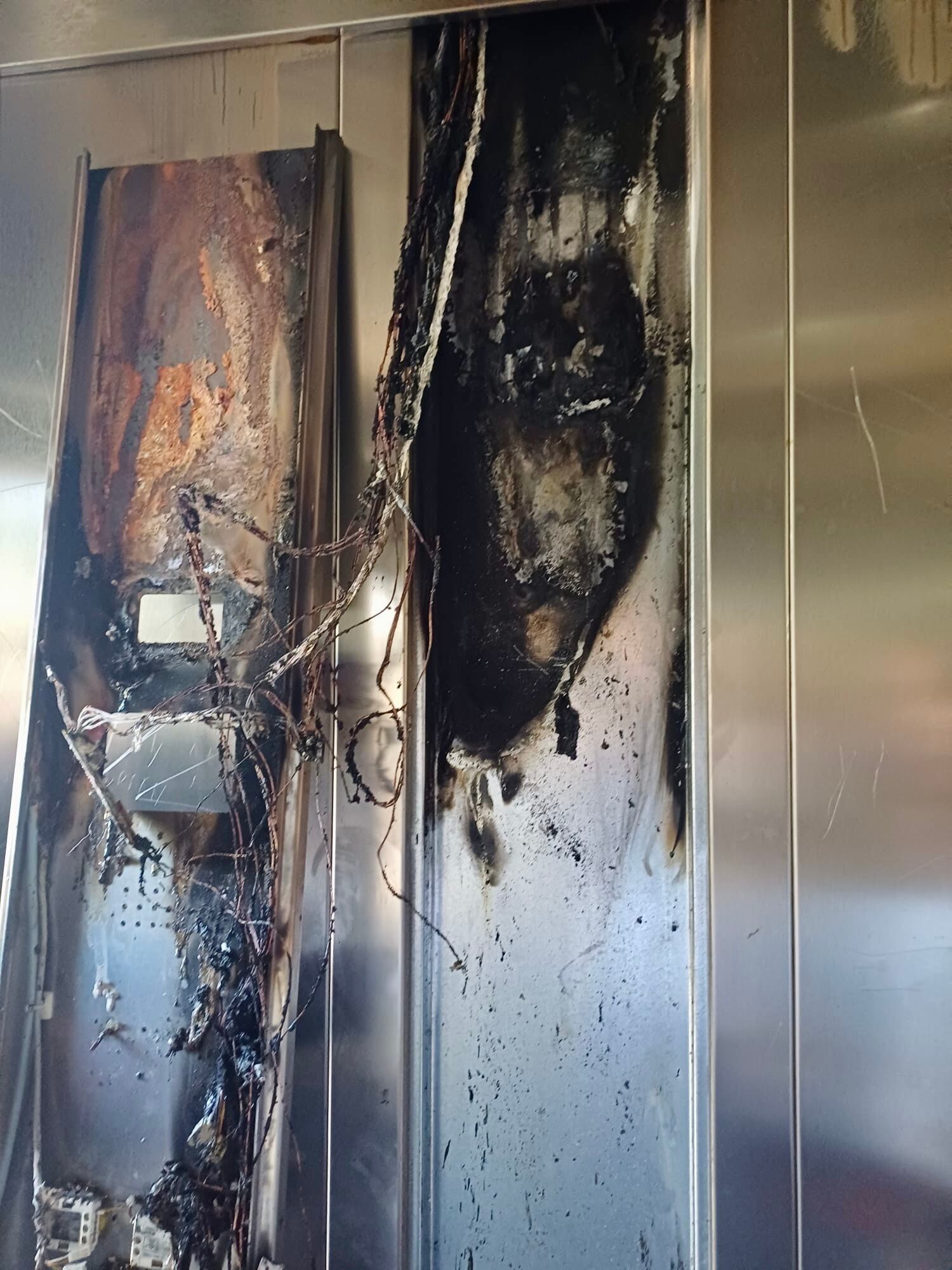 Un incendio intencionado deja fuera de servicio los ascensores de la calle Castilla de Santander