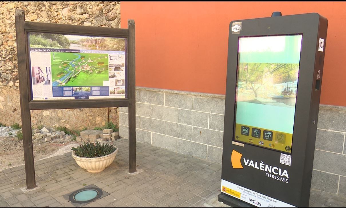 Paneles turísticos en el municipio de Potries.