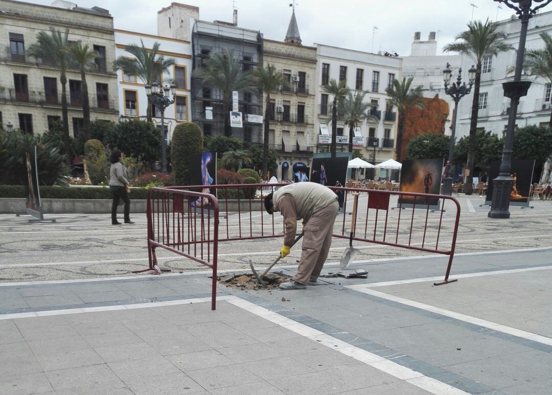 Operario trabajando en la plaza del Arenal de Jerez