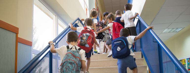 Un grupo de niños vuelve a las aulas.