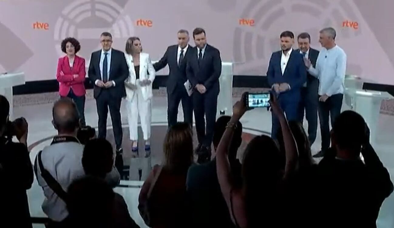 Los representantes durante la foto de familia