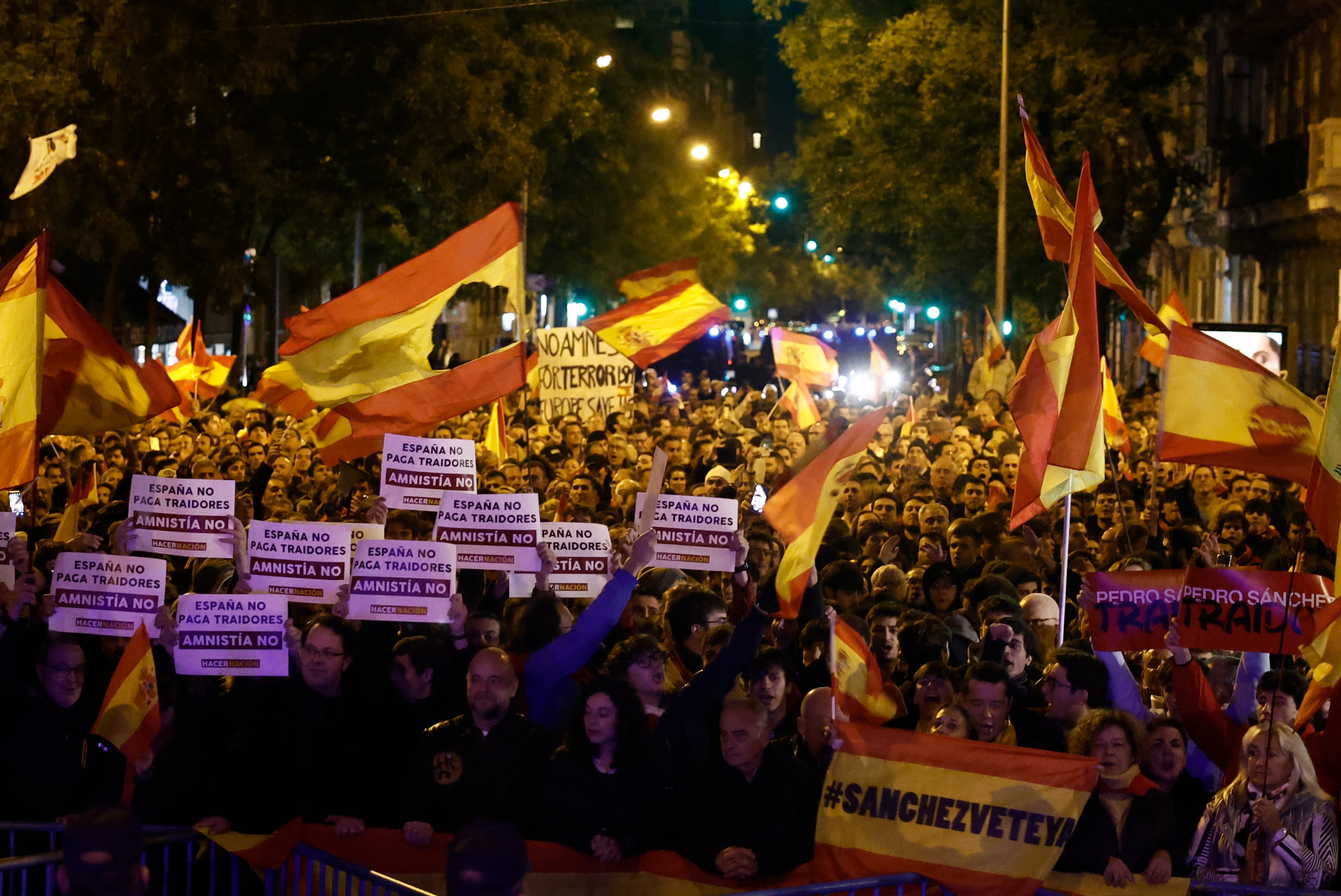 MADRID, 09/11/2023.- Varias personas muestran pancartas durante una nueva manifestación convocada contra la amnistía este jueves, en la calle Ferraz, en Madrid, donde se encuentra la sede del PSOE. EFE/Sergio Pérez
