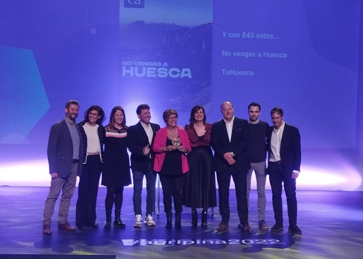 Representantes de TuHuesca con el premio conseguido