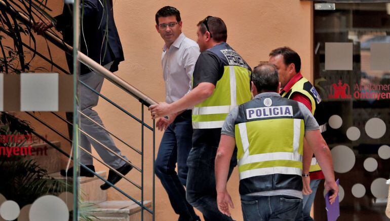 El alcalde de Ontinyent y presidente de la diputación de Valencia, Jorge Rodríguez, llega al ayuntamiento custodiado por agentes de la UDEF