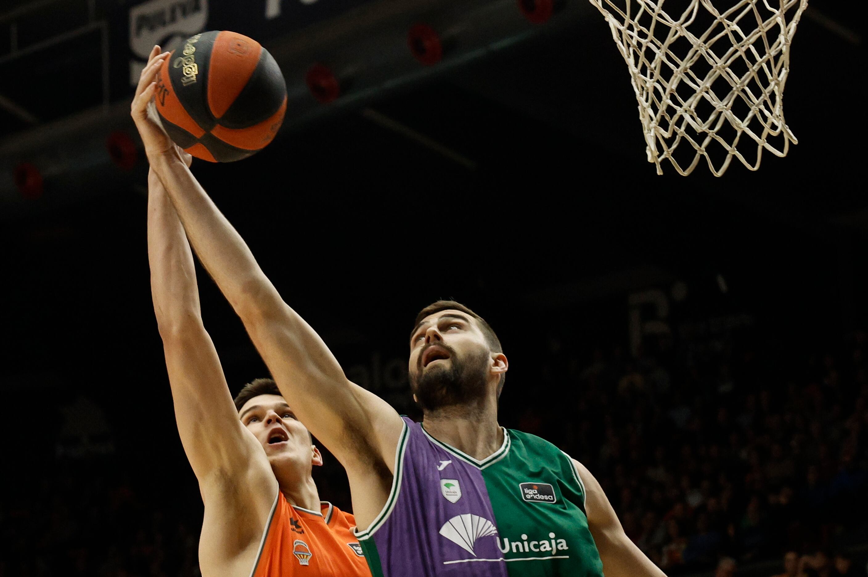 -FOTODELDÍA- VALENCIA, 28/01/2024.- El ala-pívot del Valencia Basket Jaime Pradilla (i) lucha con David Kravish, de Unicaja Málaga, durante el partido de Liga ACB que se juega hoy domingo en la Fuente de San Luis. EFE/Kai Försterling