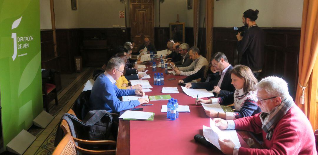 Asistentes a la reunión del Consejo Provincial de Turismo.