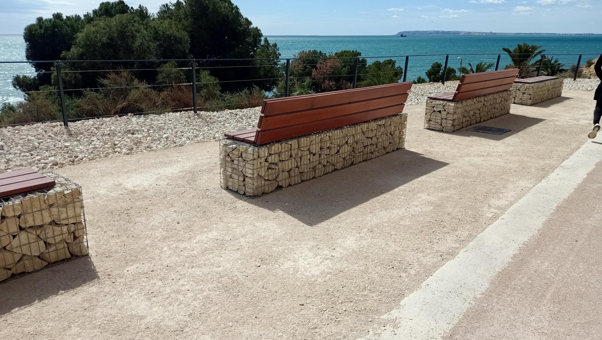 Mirador en el itinerario de la Vía Verde de la Cantera de Alicante