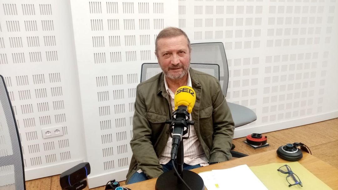 Ramón Díaz Alcaraz ante el micrófono de Radio Sevilla