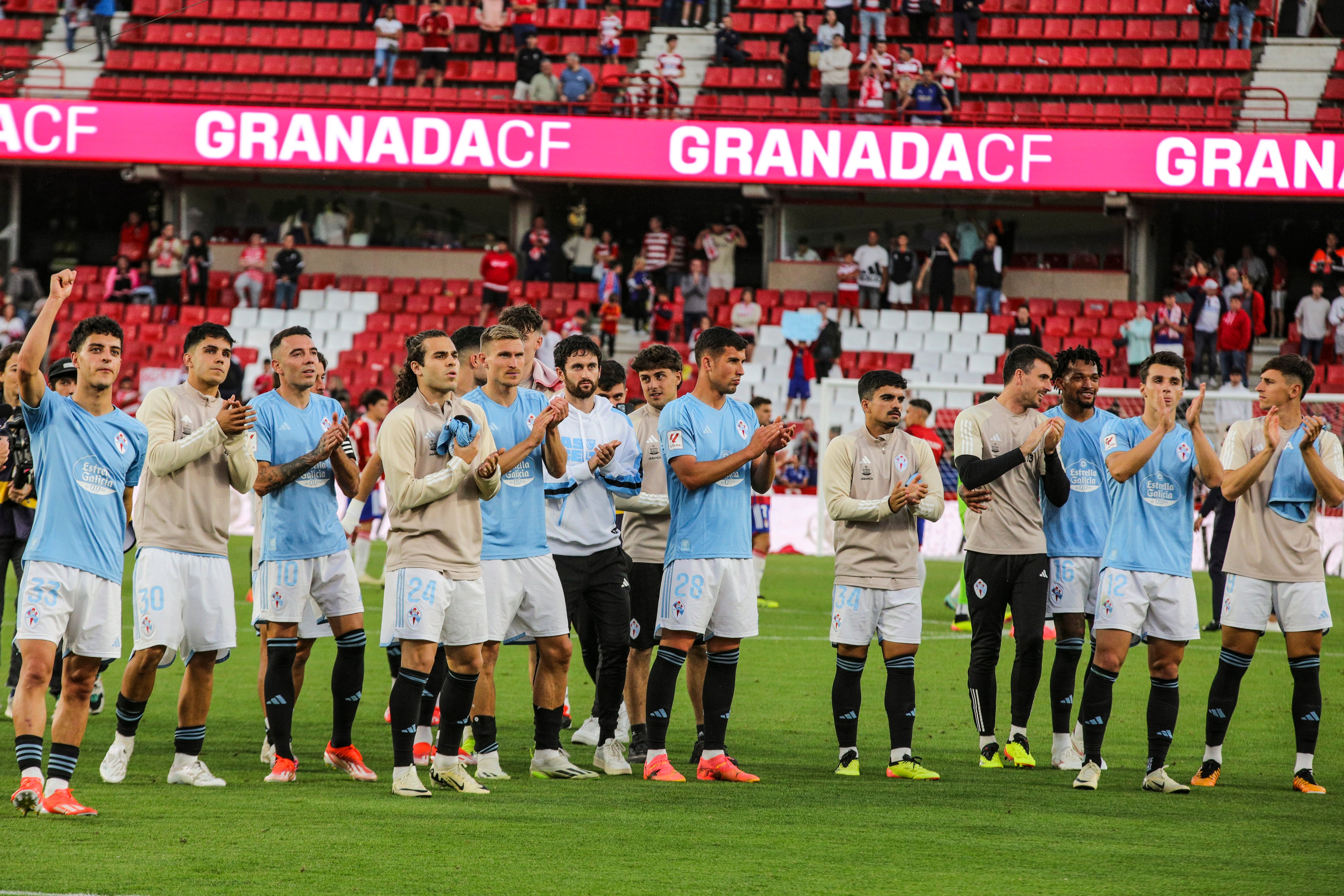 GRANADA, 19/05/2024.- Los jugadores del Celta a la finalización del encuentro correspondiente a la jornada 37 de Primera División que han disputado hoy Domingo frente al Granada en el estadio Los Cármenes de Granada. EFE / Pepe Torres.
