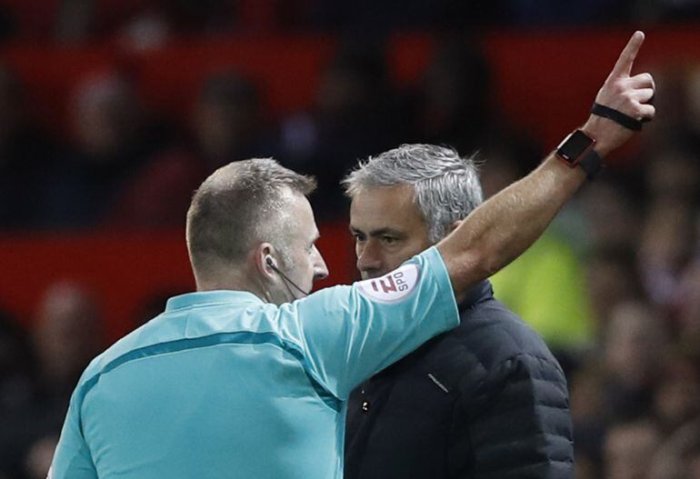 Mourinho mira al árbitro Jonathan Moss después de que éste le expulsase