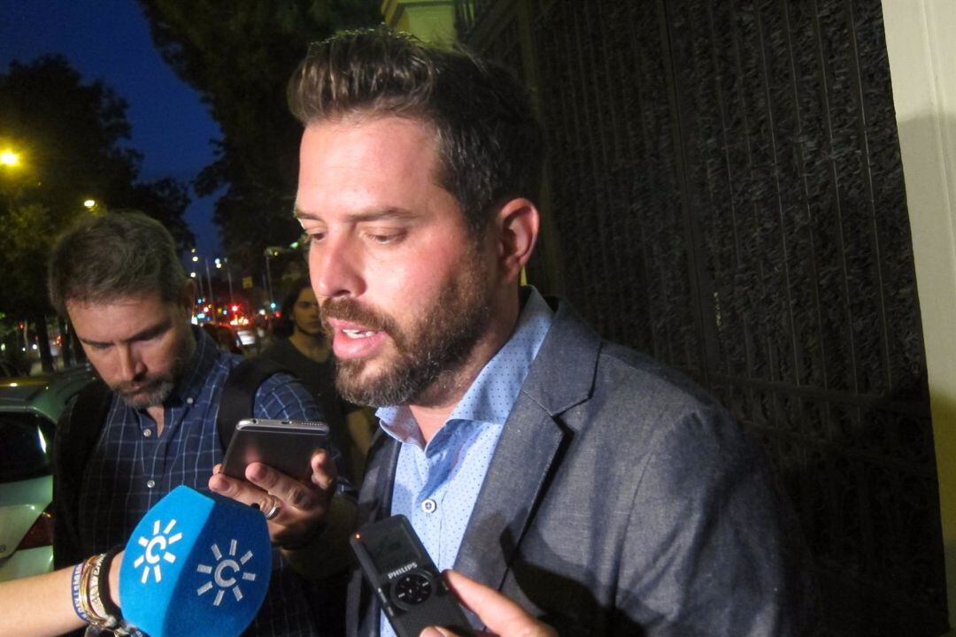 José Miguel Cedillo atiende a los medios durante una protesta.