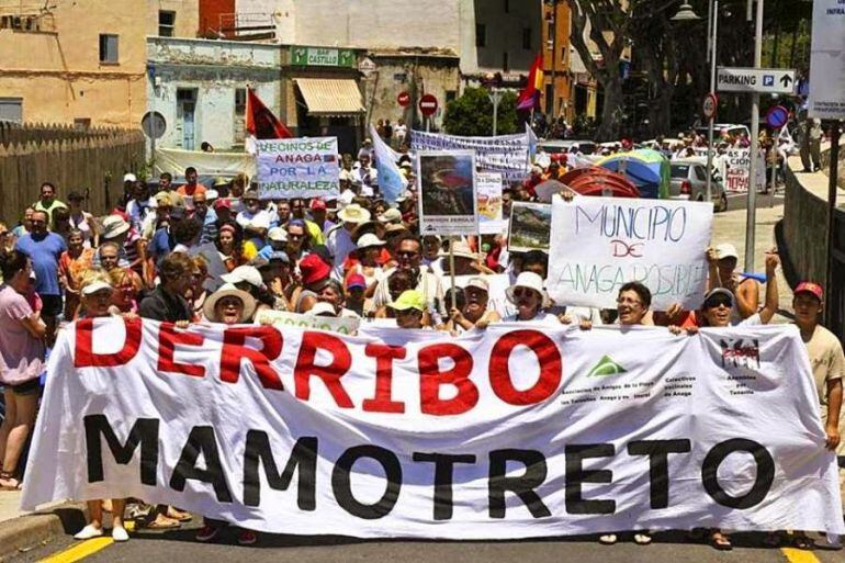 Una de las manifestaciones por el derribo del edificio de aparcamientos inconcluso en Las Teresitas