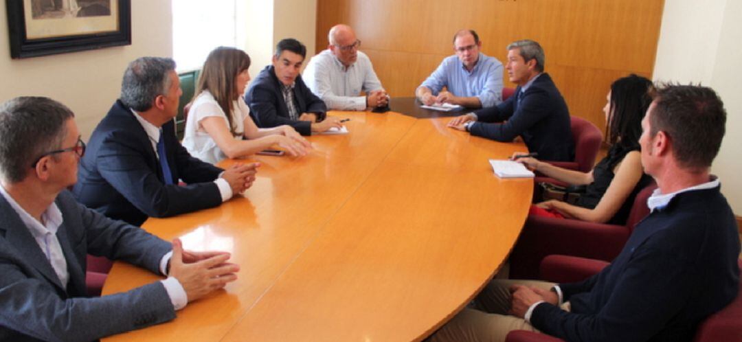 Imagen de la reunión entre el consistorio y el Grupo Arnedo