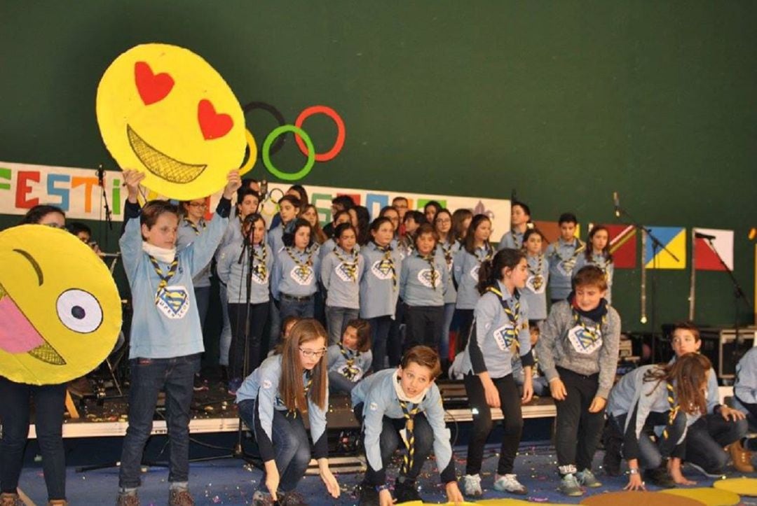 El grupo scout Vallaroso de Arnedo en el festival de la canción scout.