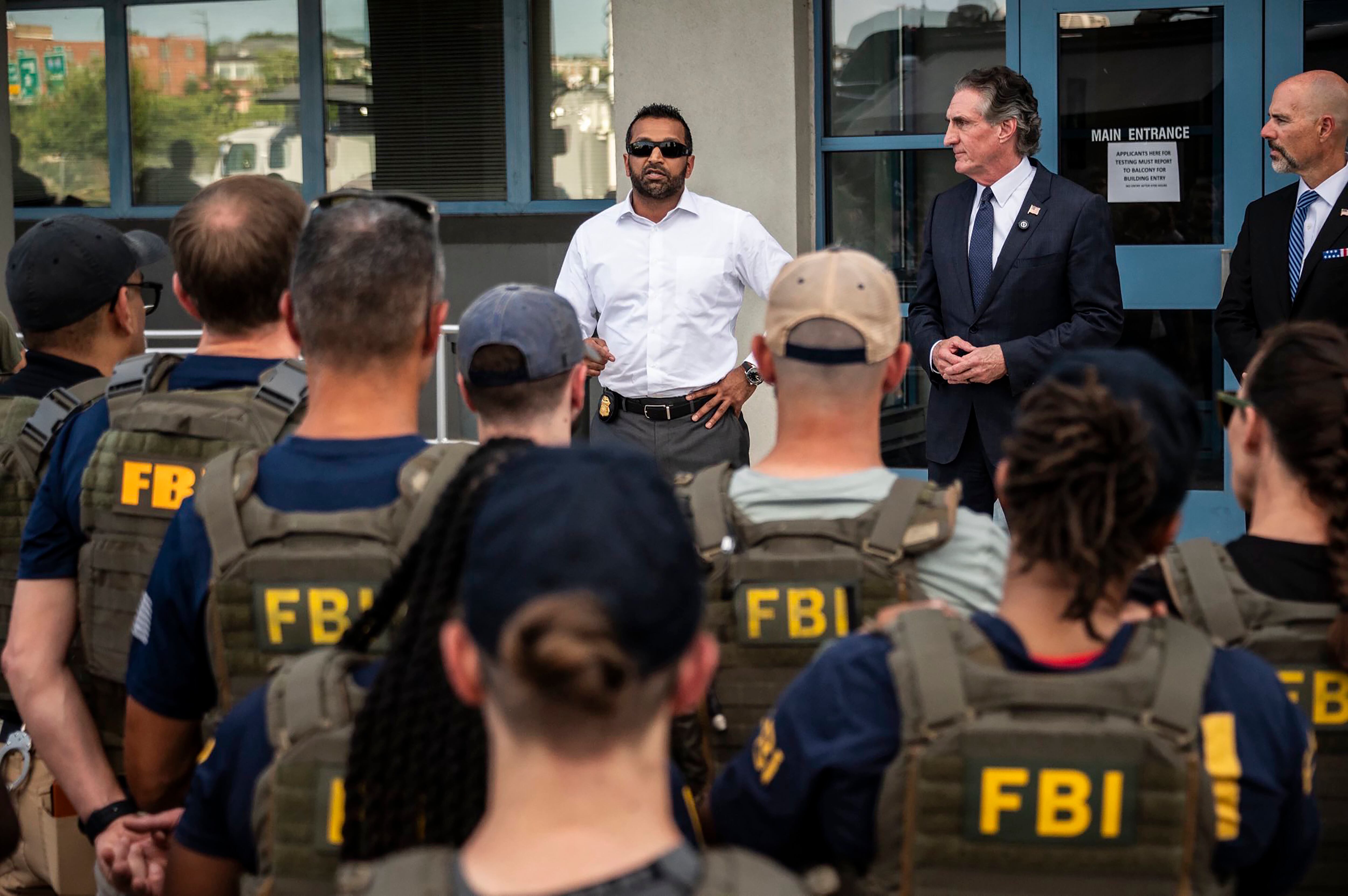 Fotografía tomada de la cuenta de X @FBIDirectorKash del director del FBI Kash Patel (c) hablándole a uniformados del FBI, el martes en Washington.