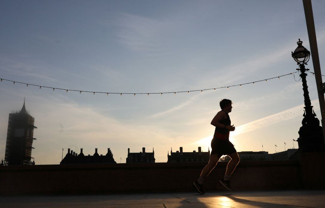 Un hombre hace deporte al lado de Westminster.