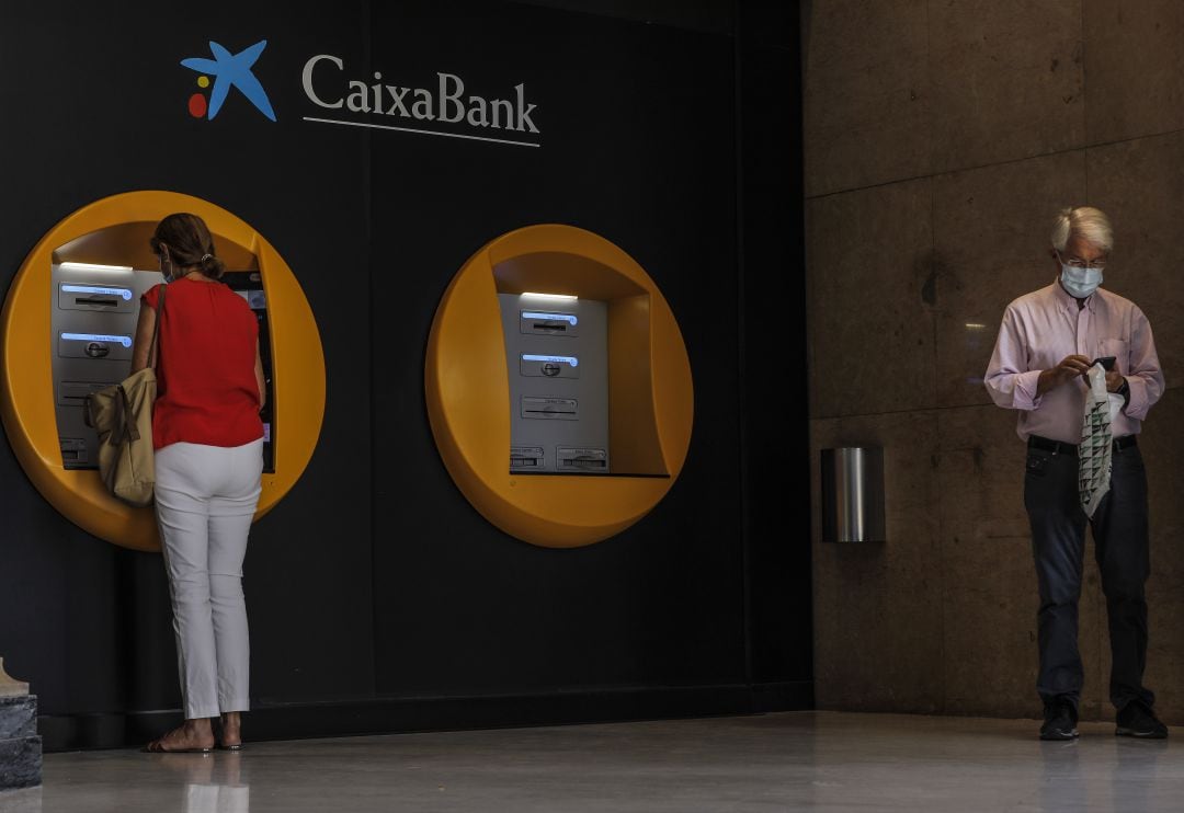 Los clientes de Bankia ya pueden operar con normalidad en Caixabank.