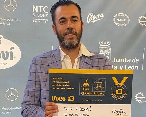 Marcos Gavela muestra su premio