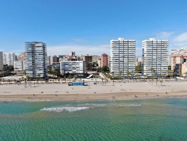 Vigilancia de la playa de San Juan con el dron de la Policía Local de Alicante