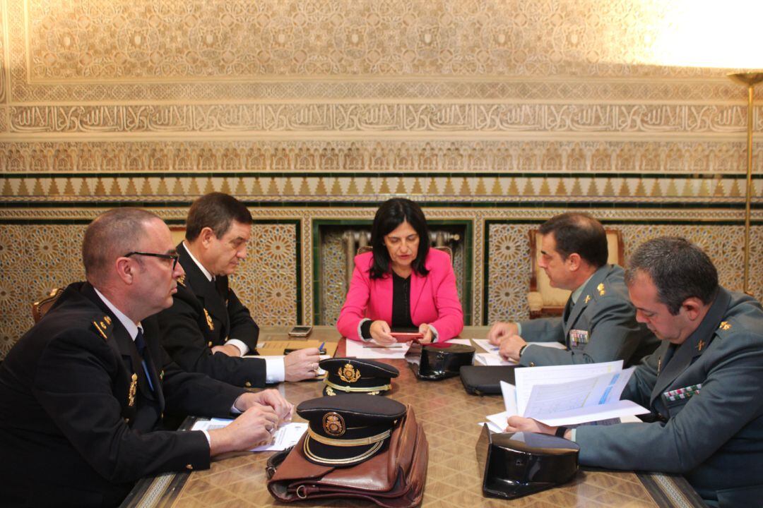 La subdelegada del Gobierno en Granada, Inmaculada López Calahorro, presidente una reunión de coordinación con la Guardia Civil y la Policía Nacional sobre la investigación del cultivo de marihuana