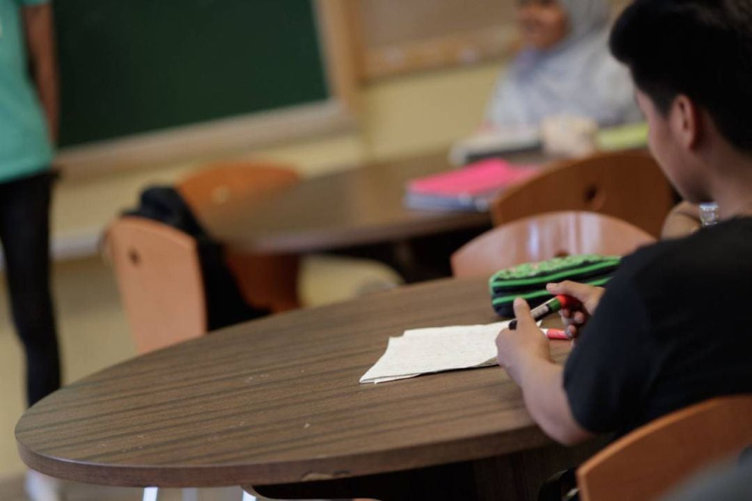 Menores en un aula