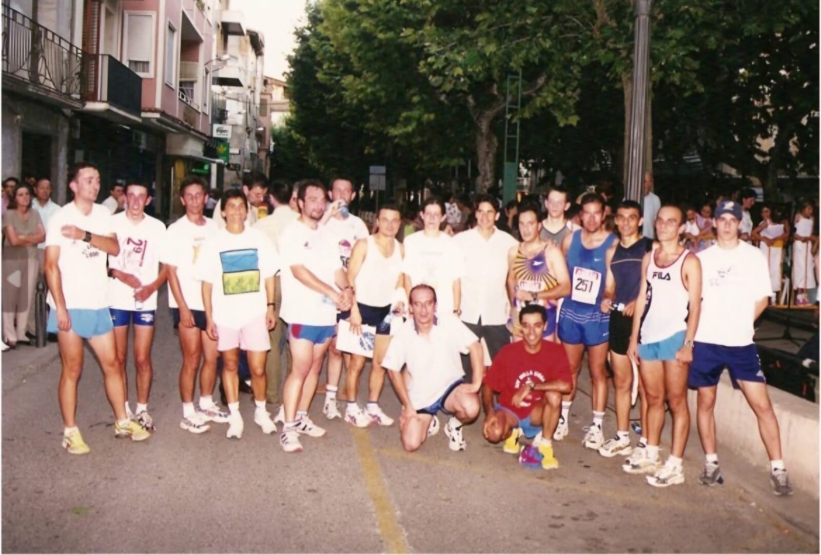 Foto de los participantes en la última carrera del pollo celebrada en Barbastro en 2001. Foto: Paco Sahún
