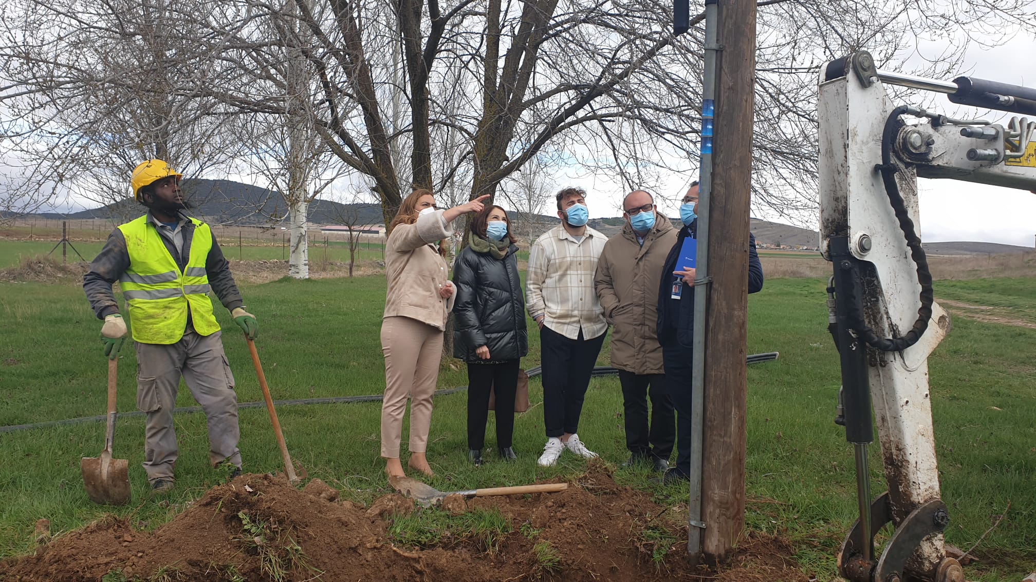 Obras de instalación de fibra óptica en la localidad soriana de Fuentecantos.