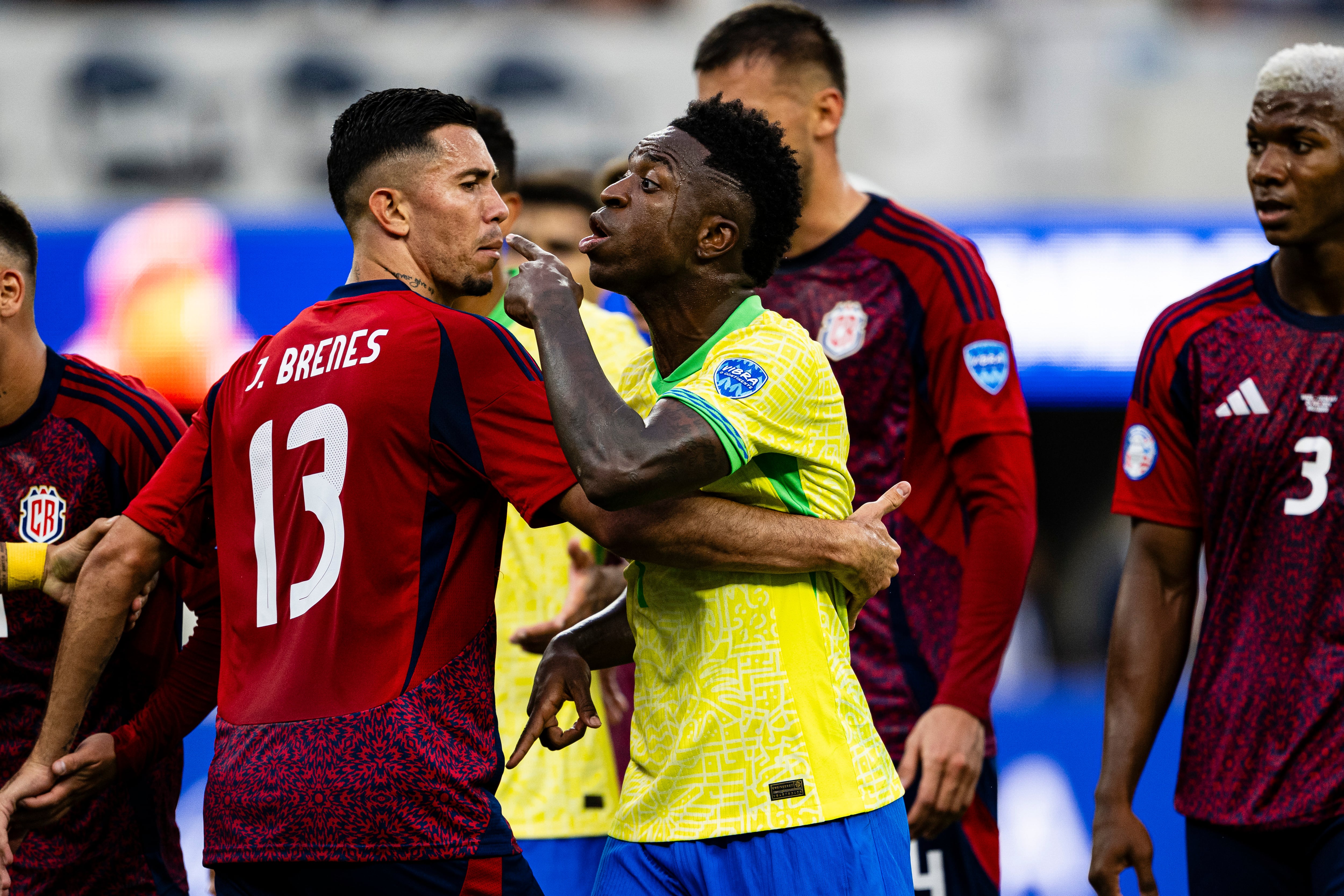 Vinicius Júnior se encara con un jugador de Costa Rica durante la Copa América