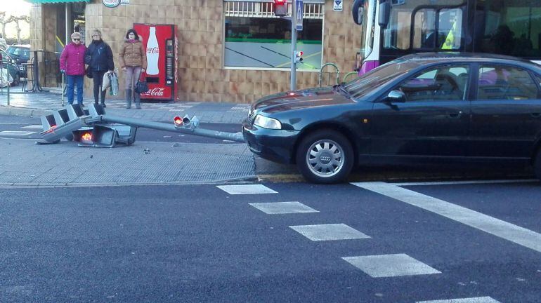 Semáforo tumbado por un conductor en el barrio de San Antonio de Palencia