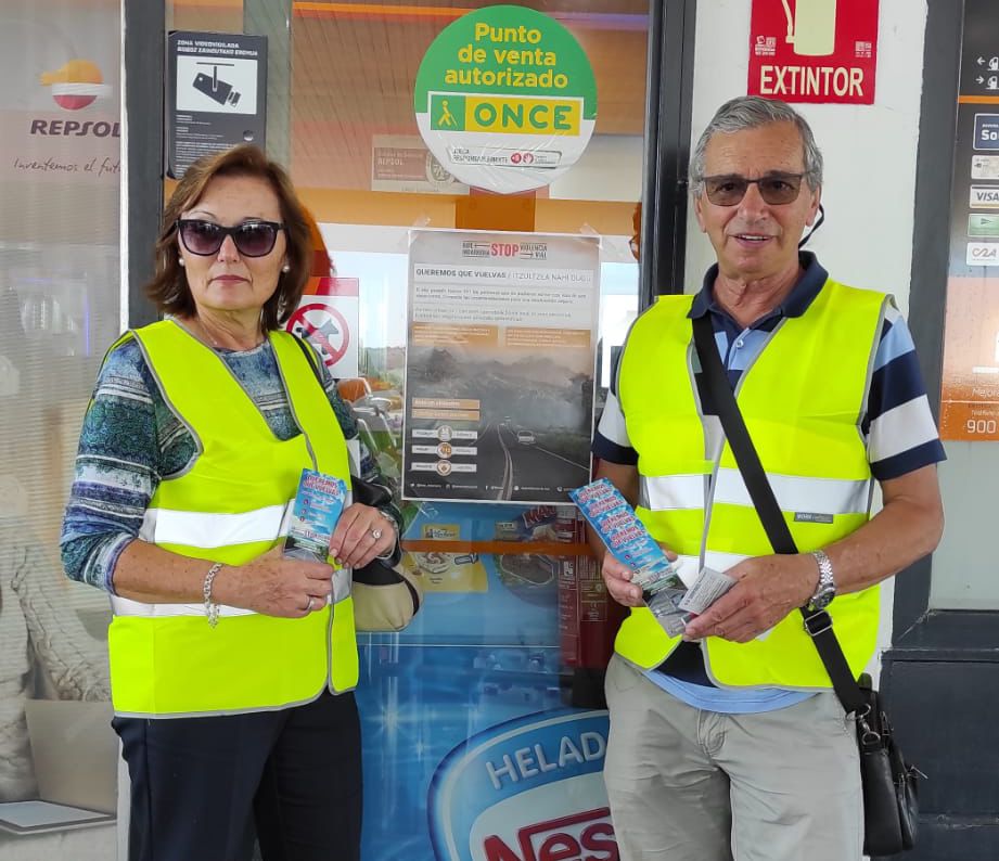 Miembros de la Asociación Stop Violencia Vial en la estación de servicio de Lopidana