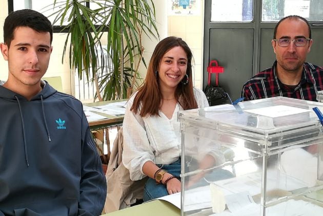 Jorge del Amo, a la izquierda en la mesa electoral que le ha tocado ejercer de vocal este 28-A en el colegio de su infancia.