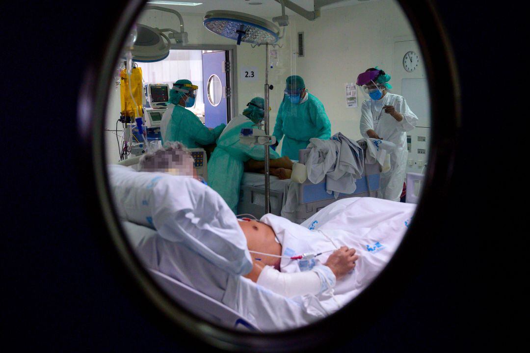 Personal sanitario atendiendo a pacientes de COVID-19 en la UCI.