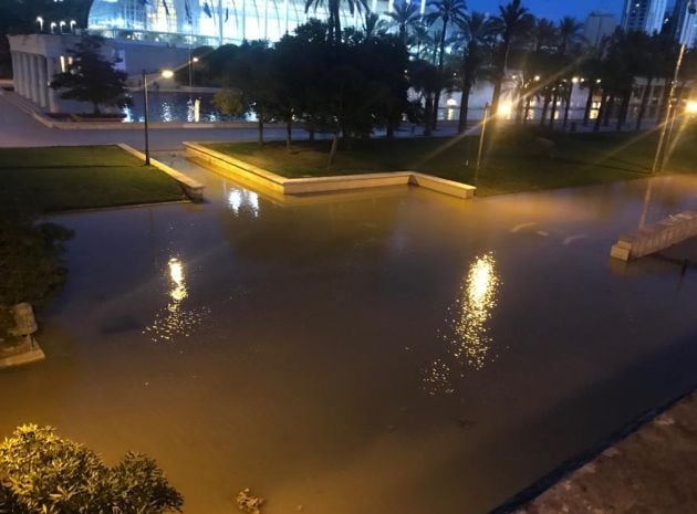 Inundaciones en el viejo cauce del Turia a la altura del Palau de la Música de València