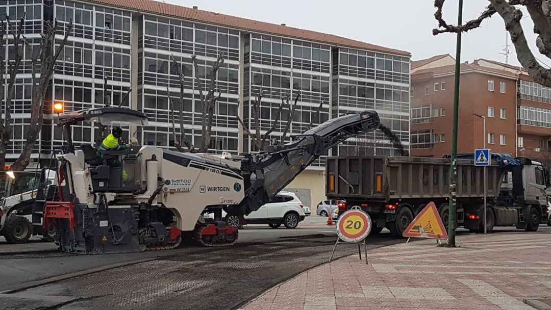 La Avenida Juan Pablo II vuelve a ser asfaltada, tras una primera intervención fallida