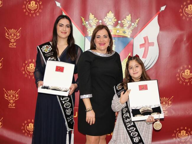 La presidenta de la Comparsa de Cristianos, con las Madrinas